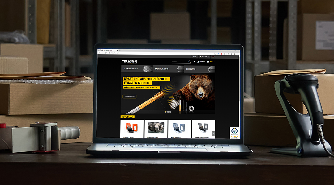 Online-Shop on laptop in warehouse